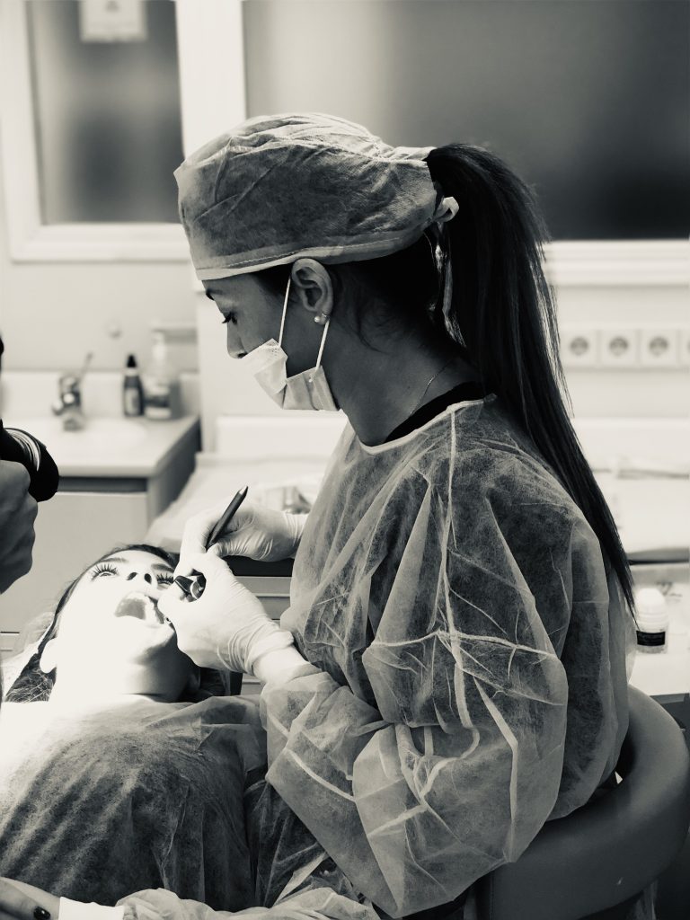 Dra. Elsa Birnbaum durante un tratamiento en su clínica dental de Villaverde