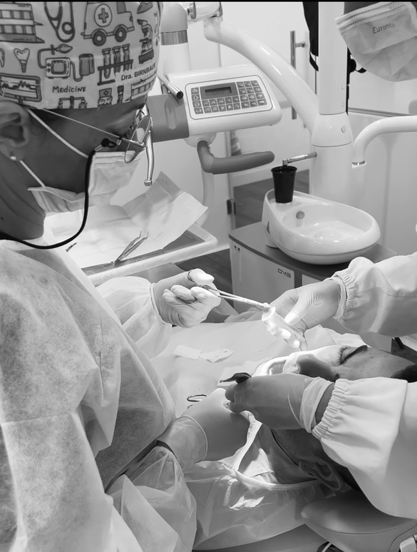 Dra. Elsa Birnbaum durante un tratamiento en su clínica dental de Villaverde