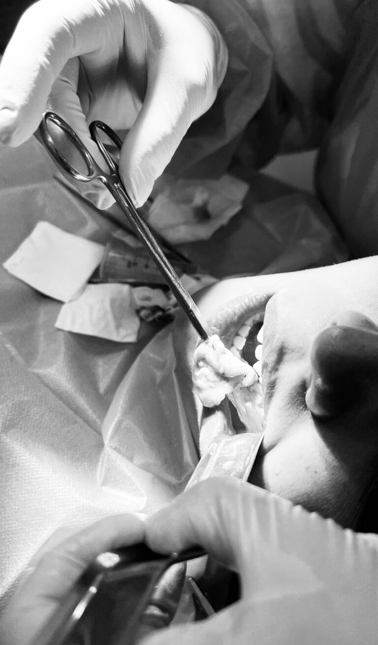 Dra. Elsa Birnbaum durante un tratamiento en su clínica dental de Villaverde