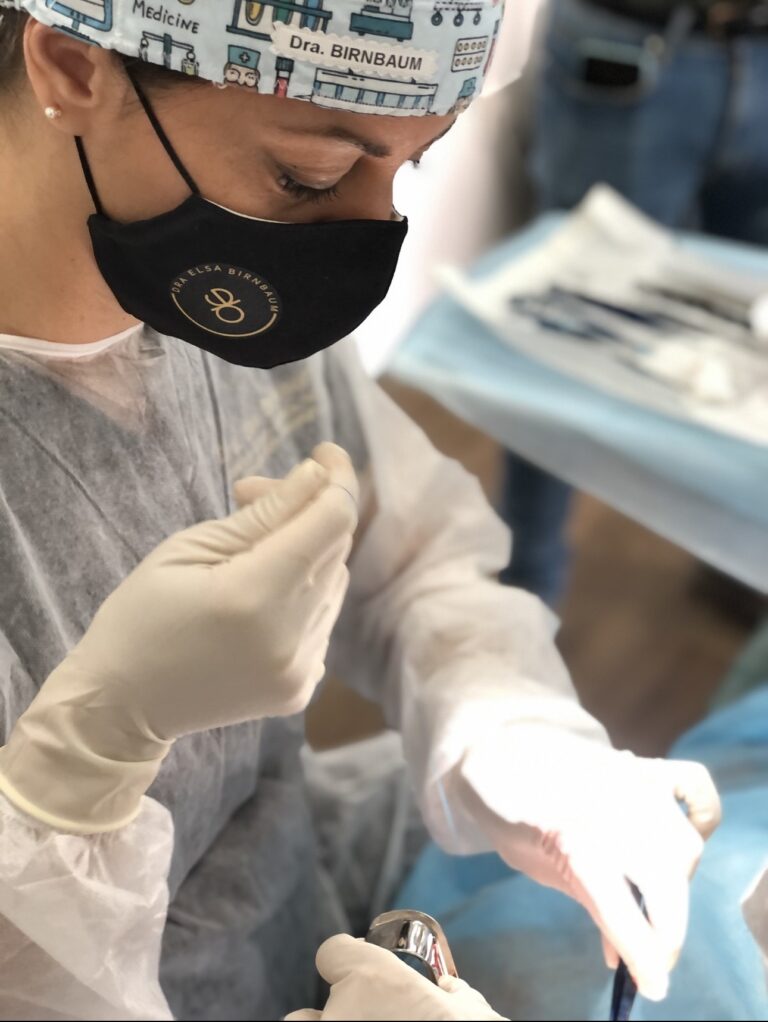 Dra. Elsa Birnbaum durante un tratamiento en su clínica dental de Villaverde